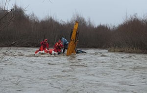 Через сильну течію люди самостійно вибратися із трактора не змогли, зазначили в ДСНС