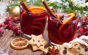 Горячий глинтвейн разлейте по чашкам