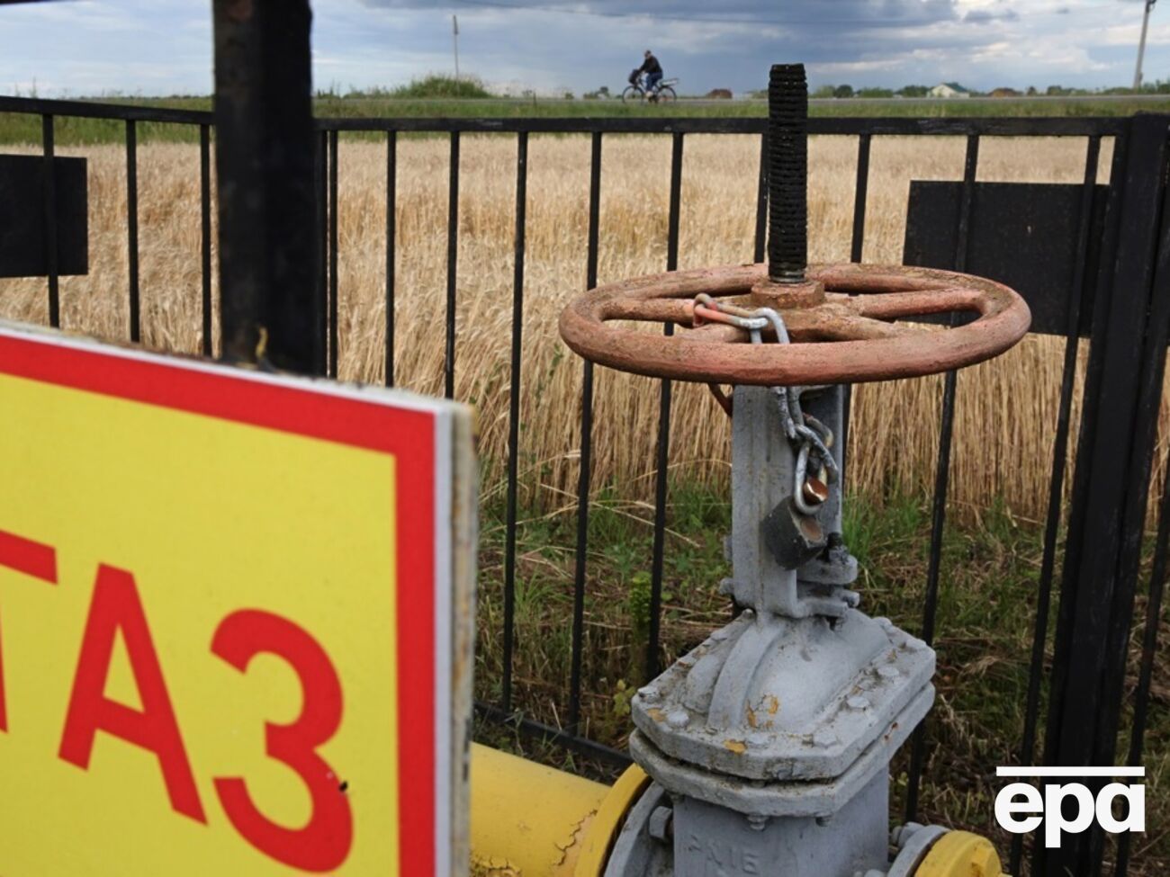 В Еврокомиссии заявили, что продолжат ограничивать импорт трубопроводного и сжиженного газа из России