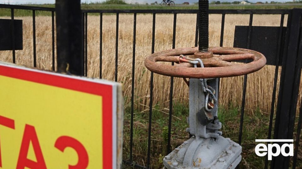 В Еврокомиссии заявили, что продолжат ограничивать импорт трубопроводного и сжиженного газа из России