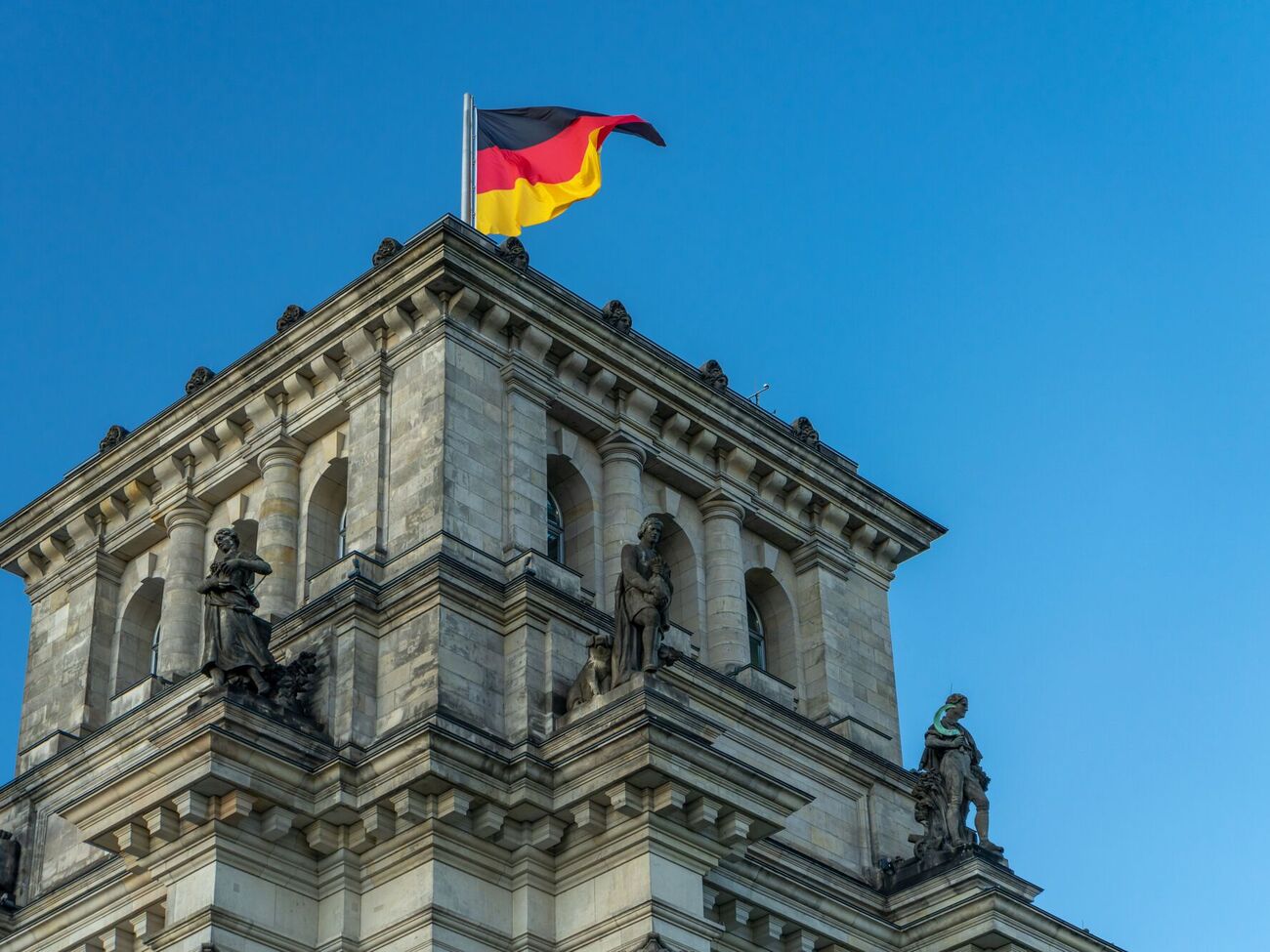 У властей ФРГ есть проблемы с отслеживанием российских средств, отмечает Spiegel