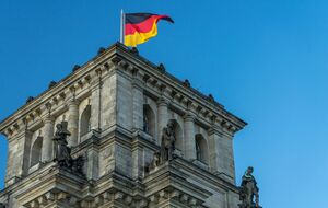 У властей ФРГ есть проблемы с отслеживанием российских средств, отмечает Spiegel