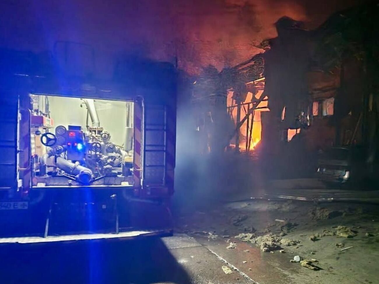 Во время тушения возгораний пожарным приходилось отходить в безопасные места и пережидать повторные обстрелы в укрытиях