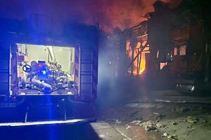 Во время тушения возгораний пожарным приходилось отходить в безопасные места и пережидать повторные обстрелы в укрытиях