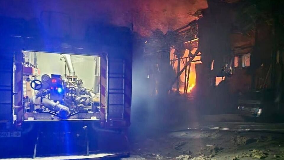 Во время тушения возгораний пожарным приходилось отходить в безопасные места и пережидать повторные обстрелы в укрытиях