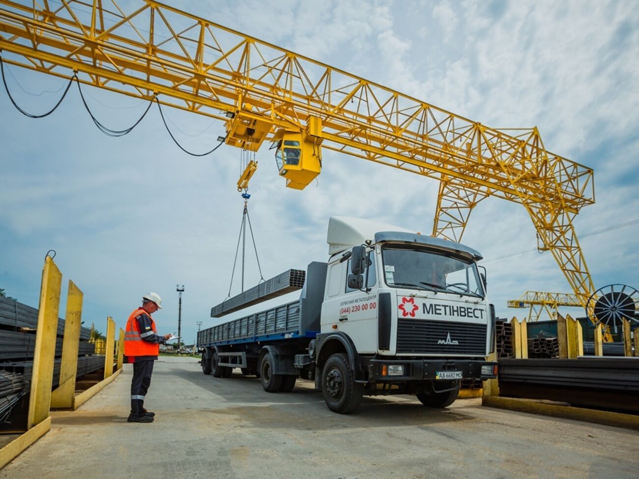 Компания также планирует в ближайшее время приступить к строительству прокатного завода в Италии мощностью 3 млн тонн/год