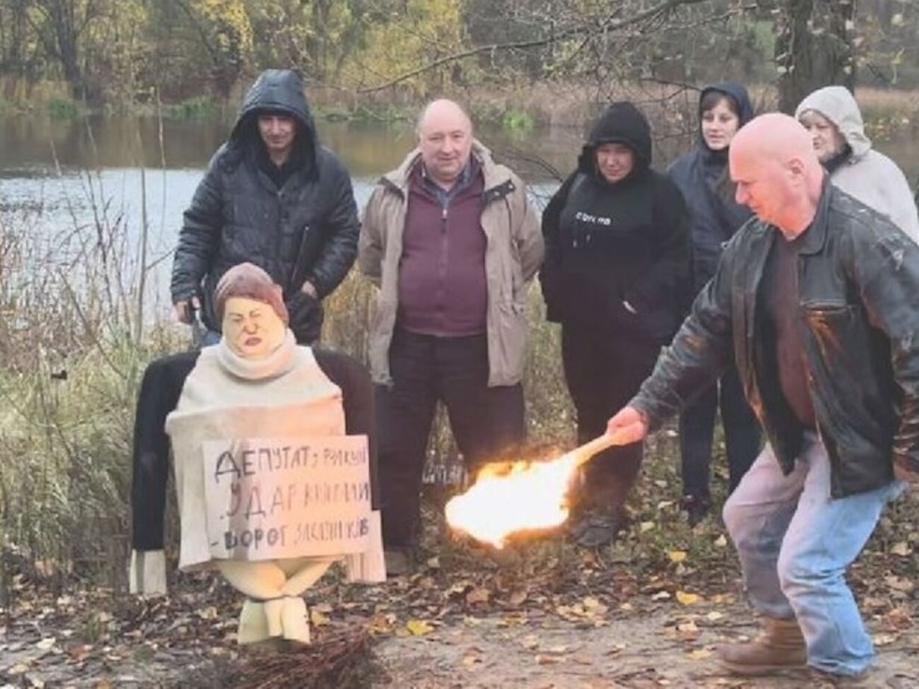 1 ноября активисты сожгли чучело, внешне похоже на депутата Киевского городского совета Юлию Лымарь