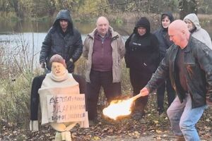 1 ноября активисты сожгли чучело, внешне похоже на депутата Киевского городского совета Юлию Лымарь