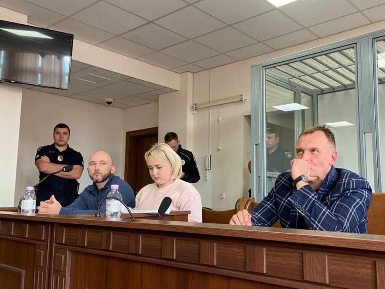 Суд відмовився задовольнити клопотання сторони захисту щодо пом'якшення запобіжного заходу Тандиру (ліворуч за столом)