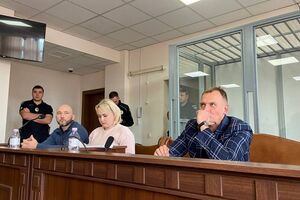 Суд відмовився задовольнити клопотання сторони захисту щодо пом'якшення запобіжного заходу Тандиру (ліворуч за столом)