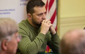 Соціологи зазначають, що навіть серед тих громадян, які довіряють Зеленському, відставку Залужного негативно сприйме 71% українців