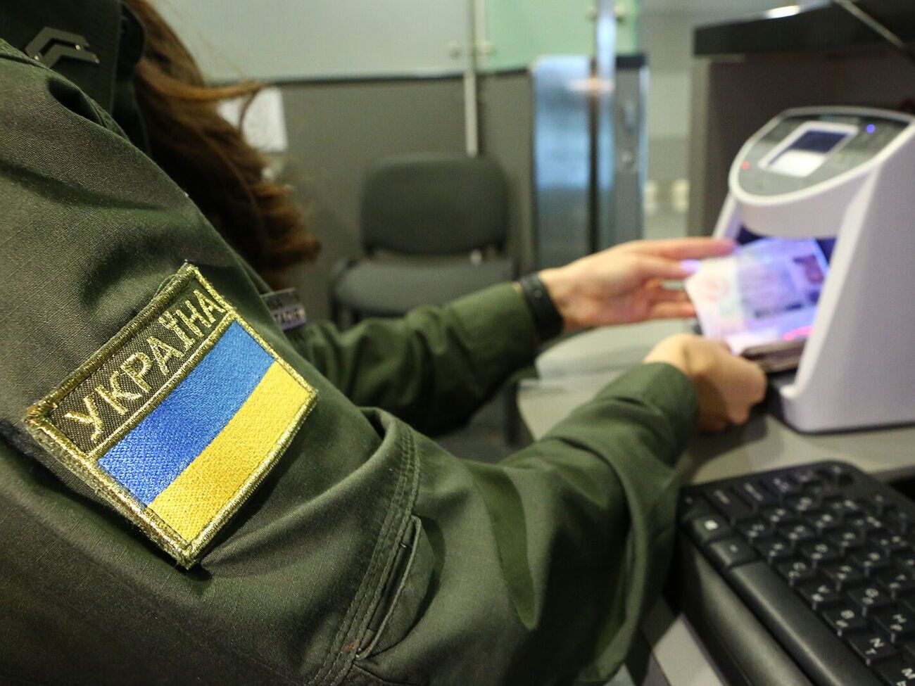 Приблизно 7–8% чоловіків, які виїжджають за кордон, мають довідки про непридатність до військової служби, зазначили у ДПСУ