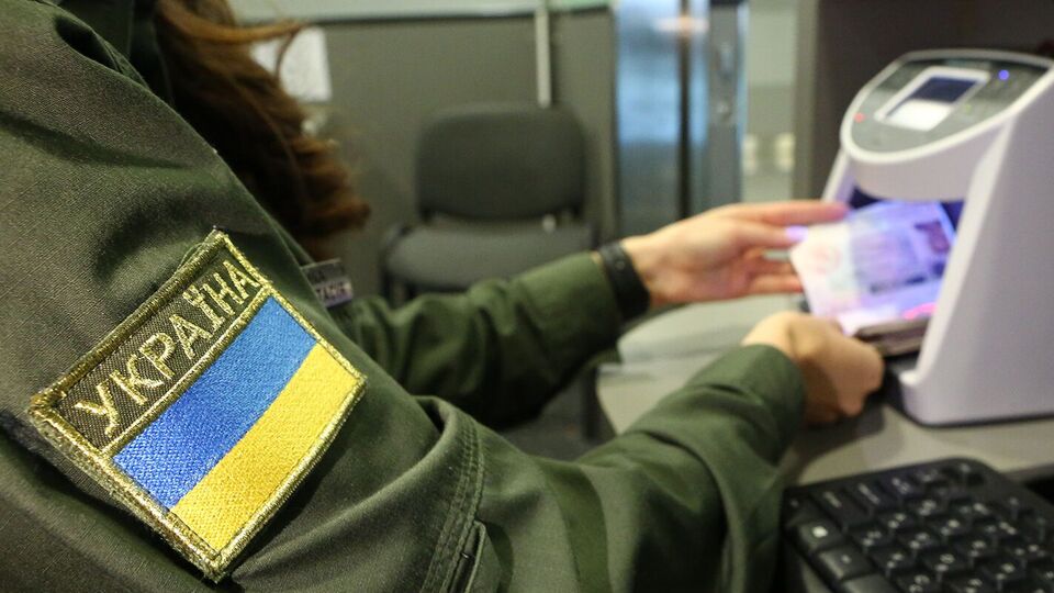 Приблизно 7–8% чоловіків, які виїжджають за кордон, мають довідки про непридатність до військової служби, зазначили у ДПСУ