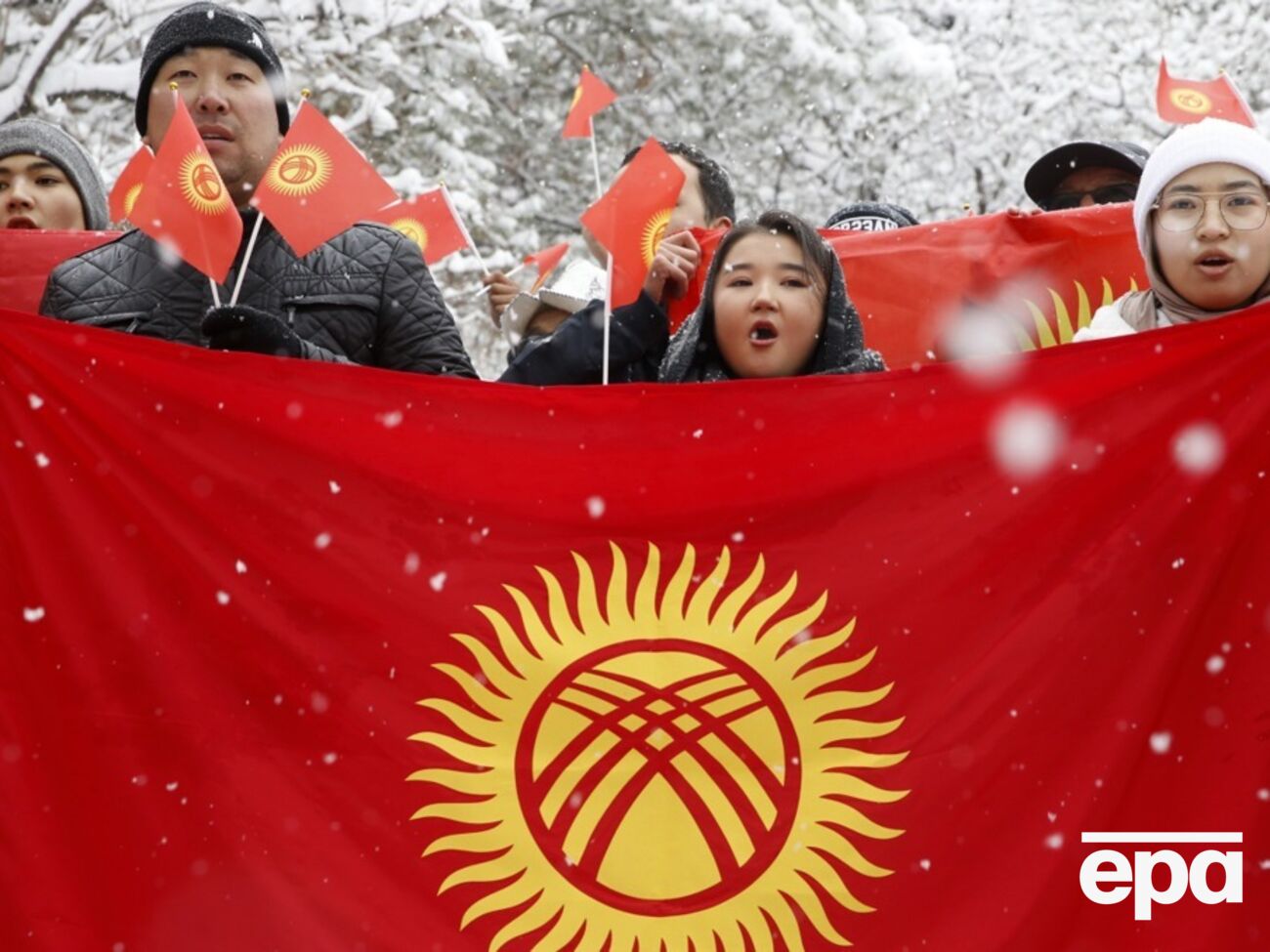 Чинний прапор Киргизстану затвердили 1992 року