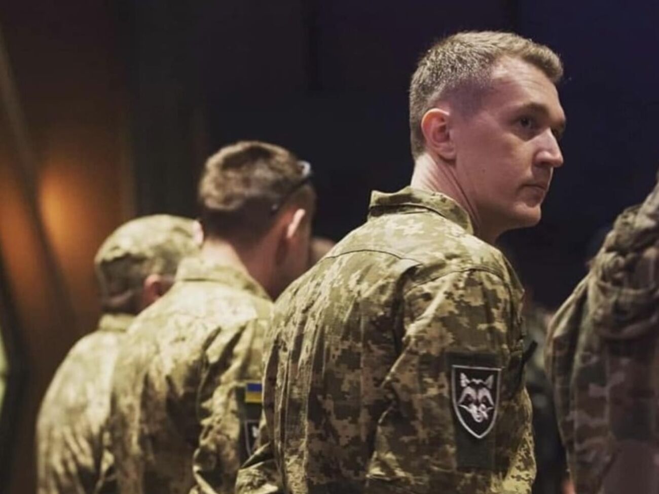 Больше года пепел, который был телом сына, стоит у матери "азовца" непогребенным. Значит, все слова о "наших защитниках" – это дерьмо