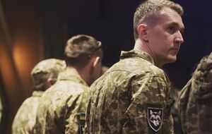 Больше года пепел, который был телом сына, стоит у матери "азовца" непогребенным. Значит, все слова о "наших защитниках" – это дерьмо