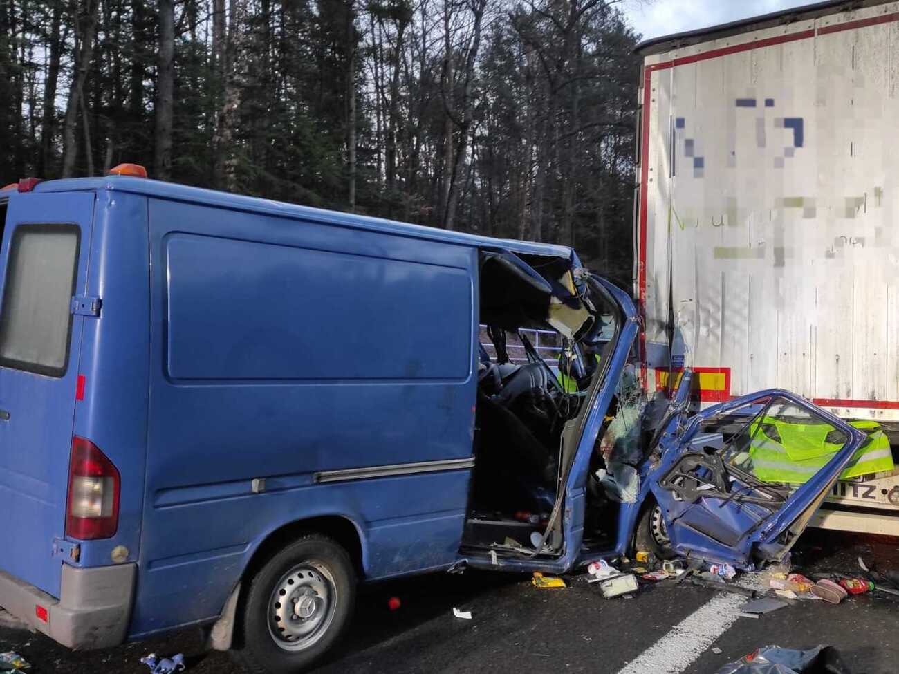 Автобус врізався у вантажівку, яка чекала на прикордонний контроль – МЗС