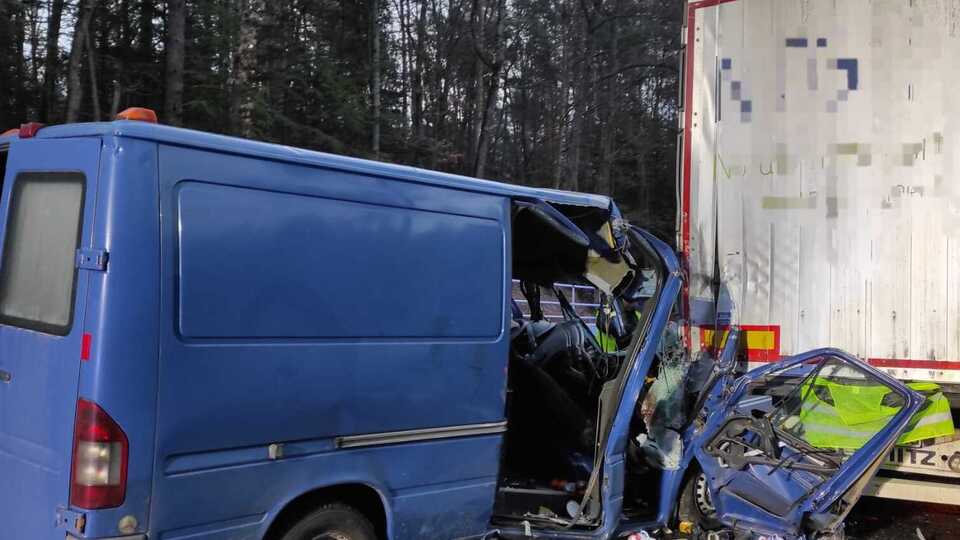 Автобус врезался в грузовик, ожидающий погранконтроля – МИД