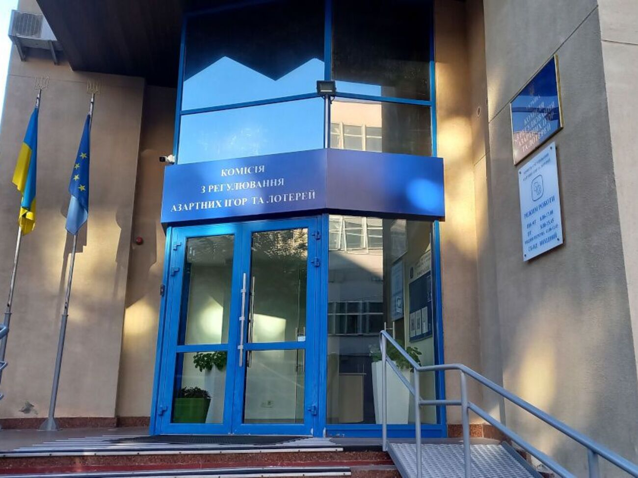 В комиссии уточнили, что с целью выявления фактов контроля за соискателями лицензий комиссия обращается в правоохранительные органы