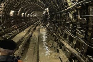 По словам эксперта, вода продолжает поступать в тоннель