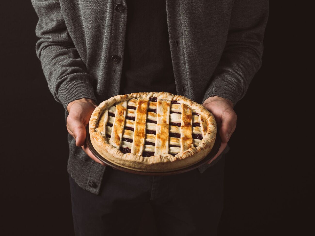 Пирог нужно запекать в духовке в течение 40-45 минут при 180°С