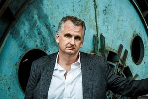 Снайдер заявляет, что в планах – еще такая же сумма