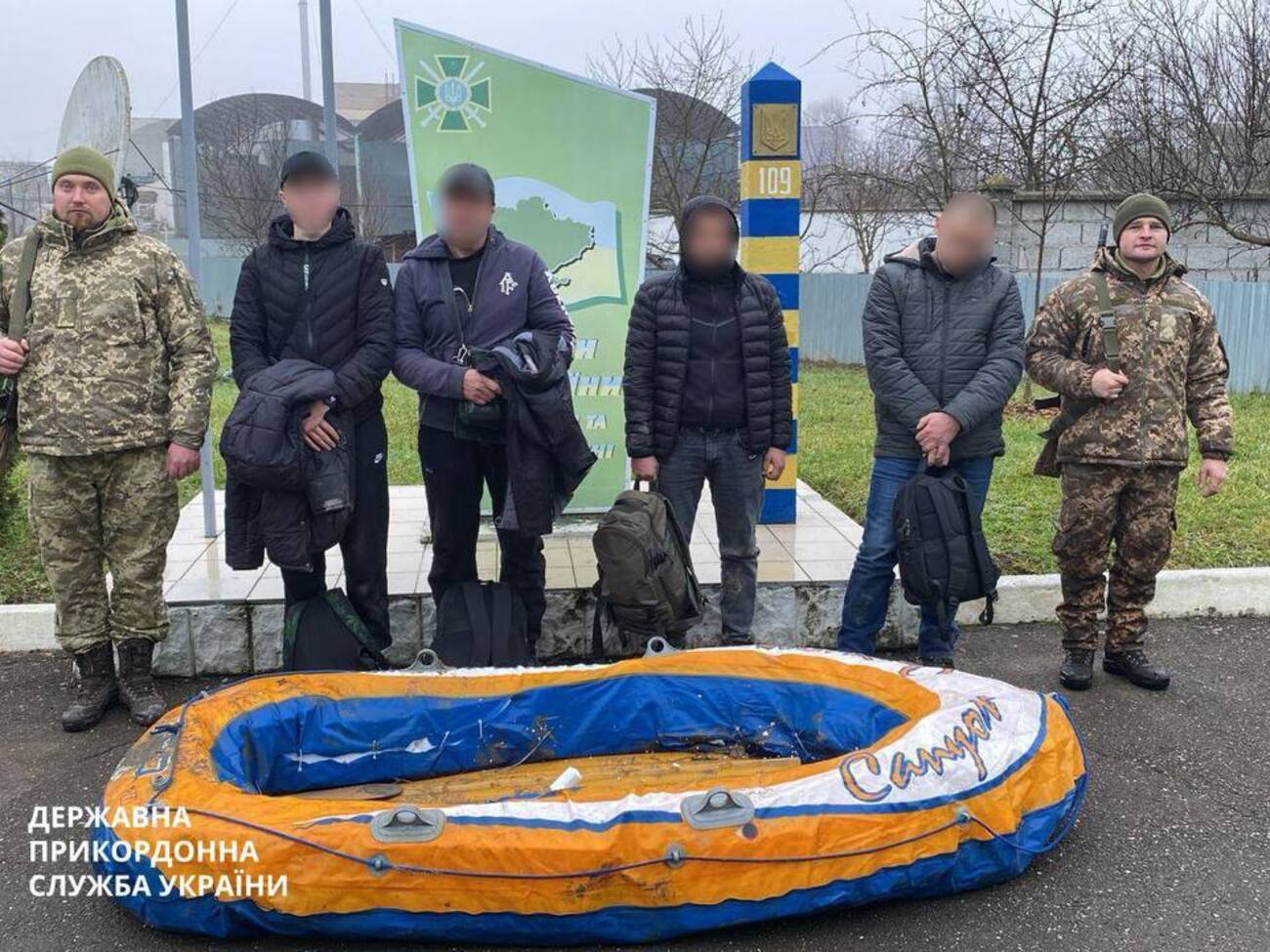 Група чоловіків призовного віку намагалася втекти з України на човні