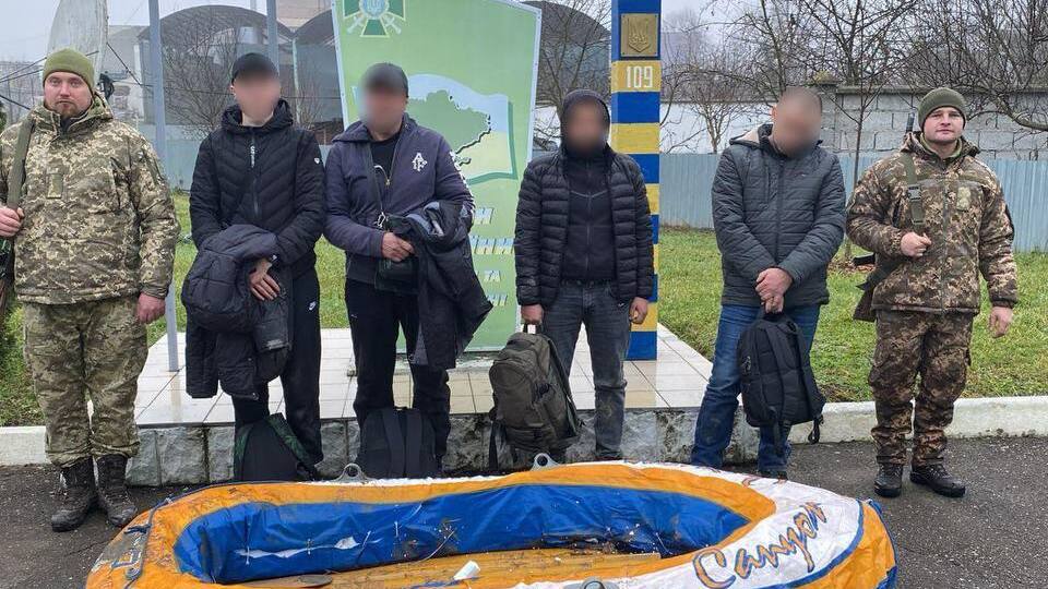 Група чоловіків призовного віку намагалася втекти з України на човні