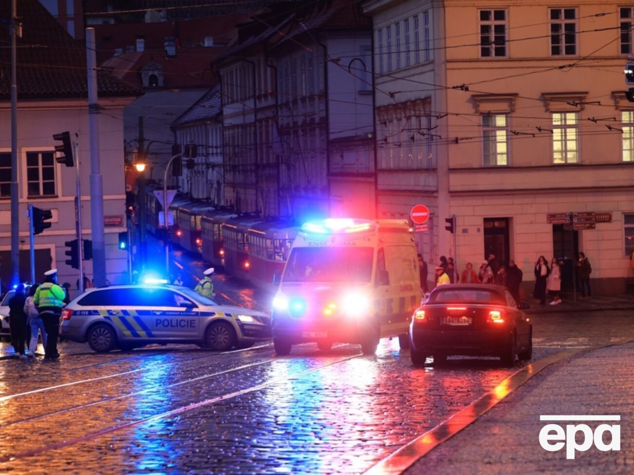 Известно о как минимум 15 жертвах стрельбы в Карловом университете Праги