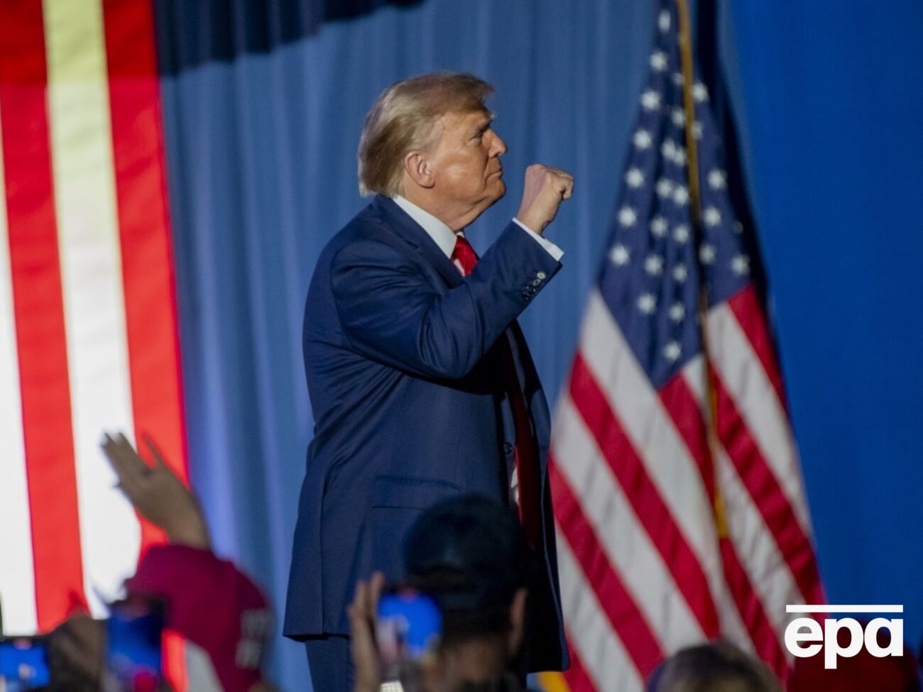 Якщо наступним президентом США стане Трамп (на фото), то в нього буде "точно інша політика" стосовно України, вважає Зеленський