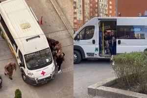 У ролику люди у формі намагалися заштовхати чоловіка у "швидку"