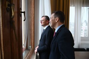 Сикорский в Киеве провел встречу с Кулебой
