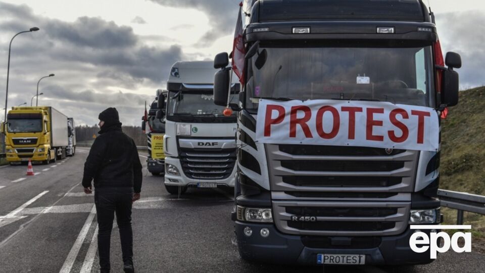 С ноября польские перевозчики блокируют движение грузовиков в четырех пунктах пропуска на украинско-польской границе