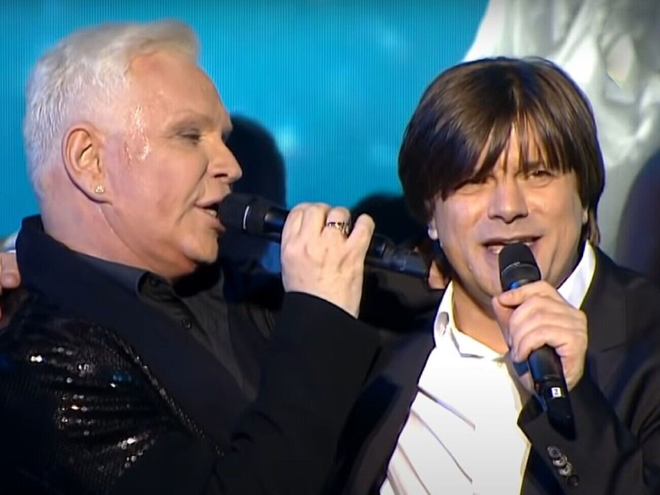 Прем'єра пісні "Голубая луна" у виконанні Моїсеєва і Трубача відбулася 1997 року