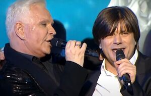 Премьера песни "Голубая луна" в исполнении Моисеева и Трубача состоялась в 1997 году