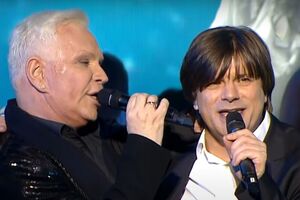 Прем'єра пісні "Голубая луна" у виконанні Моїсеєва і Трубача відбулася 1997 року