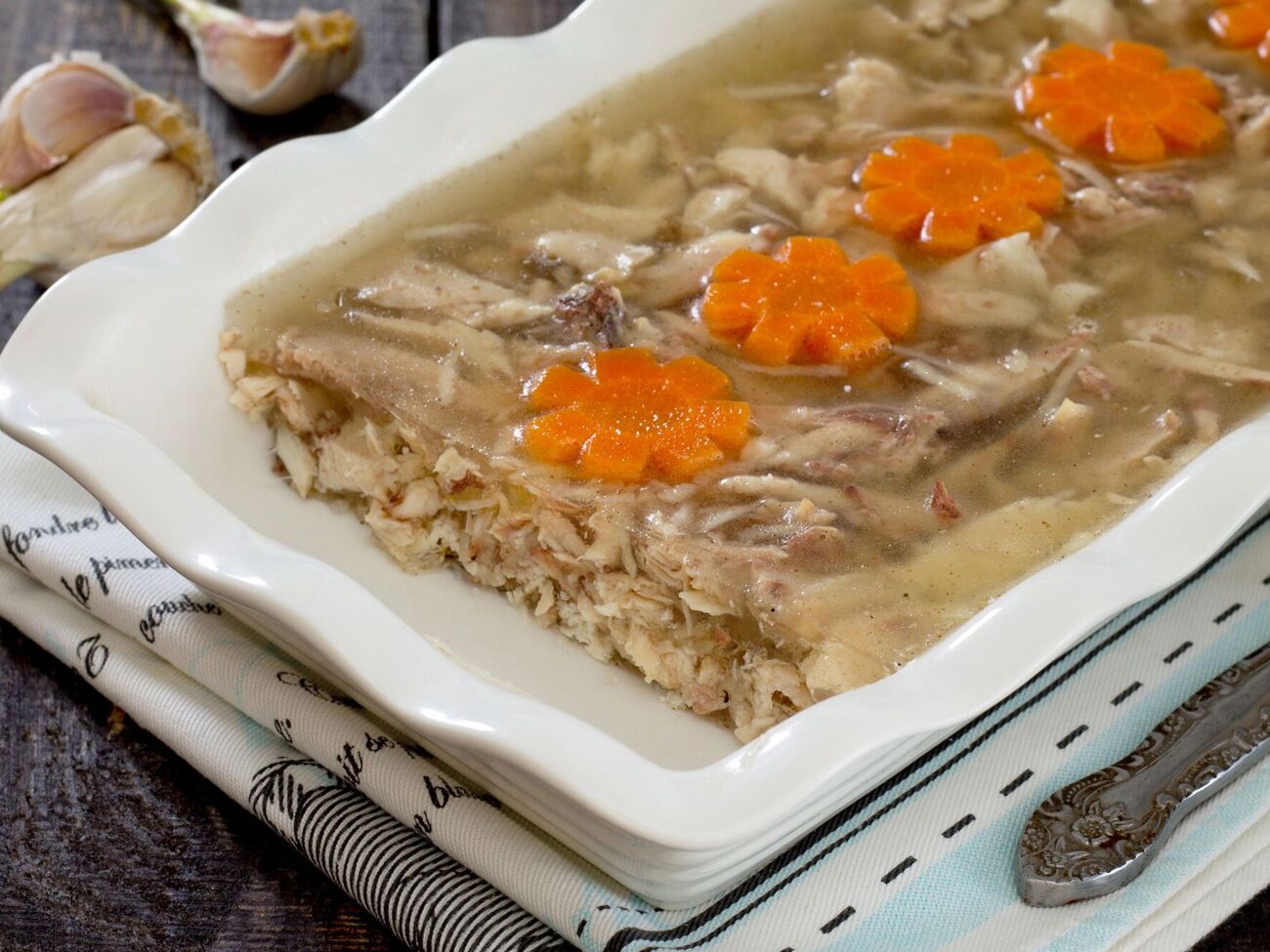 По словам эксперта, мясо на холодец лучше замочить на несколько часов или даже ночь в холодной воде