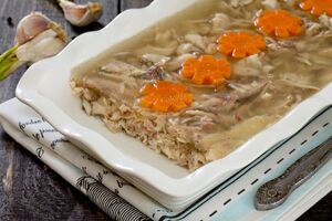 За словами експертки, м'ясо на холодець краще замочити на кілька годин чи навіть на ніч у холодній воді