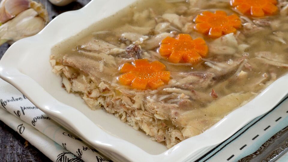 По словам эксперта, мясо на холодец лучше замочить на несколько часов или даже ночь в холодной воде