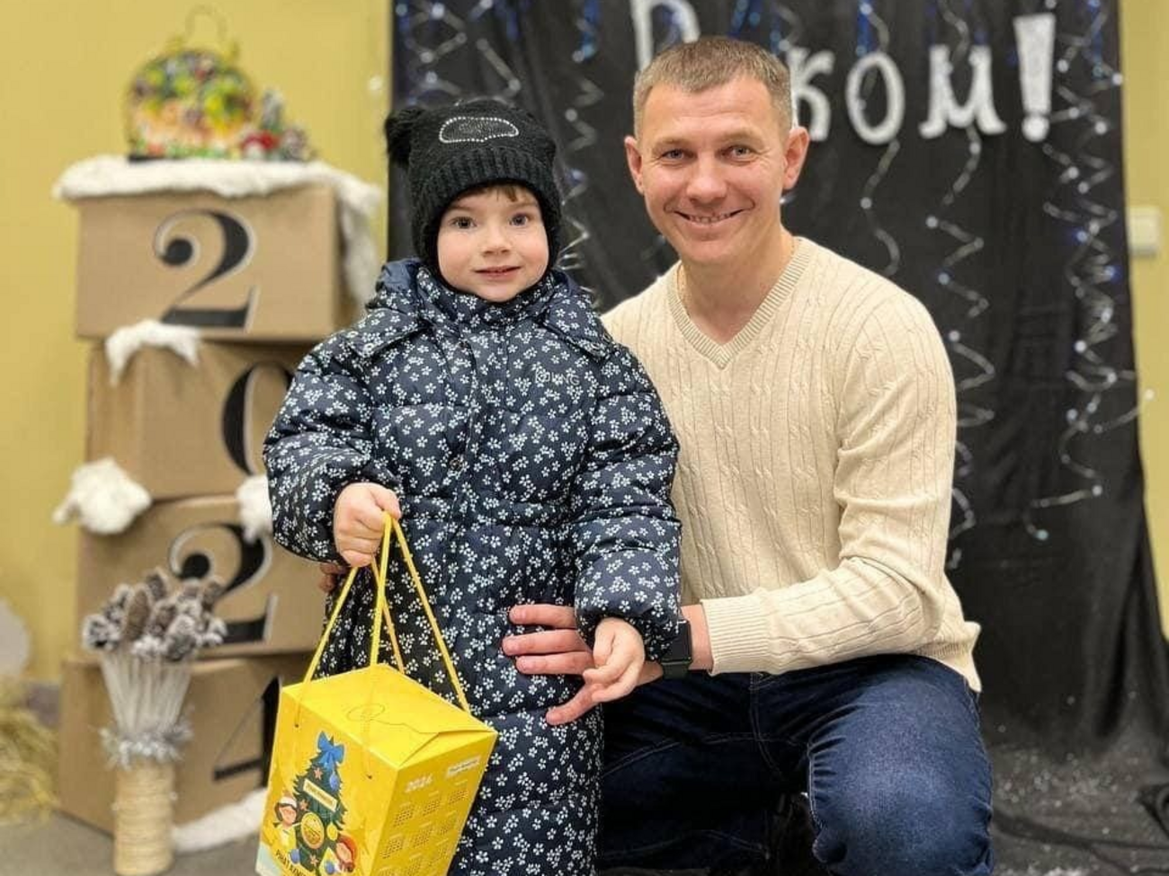 Фонд Рината Ахметова поздравил с новогодними праздниками детей-переселенцев в центрах "ЯМариуполь" в 16 городах Украины