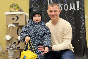 Фонд Рината Ахметова поздравил с новогодними праздниками детей-переселенцев в центрах "ЯМариуполь" в 16 городах Украины