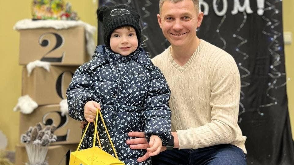 Фонд Рината Ахметова поздравил с новогодними праздниками детей-переселенцев в центрах "ЯМариуполь" в 16 городах Украины