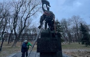 Памятник открыли 21 декабря 1967 года над братской могилой участников мятежа