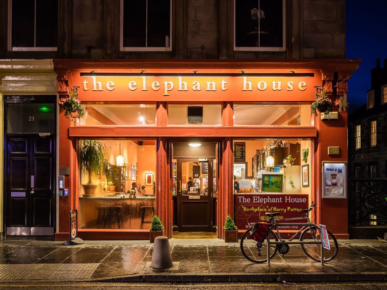 Считается, что именно в The Elephant House Роулинг написала часть своей первой книги "Гарри Поттер и философский камень"