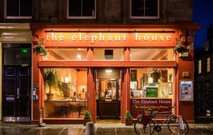 Вважають, що саме в The Elephant House Роулінг написала частину своєї першої книжки "Гаррі Поттер і філософський камінь"