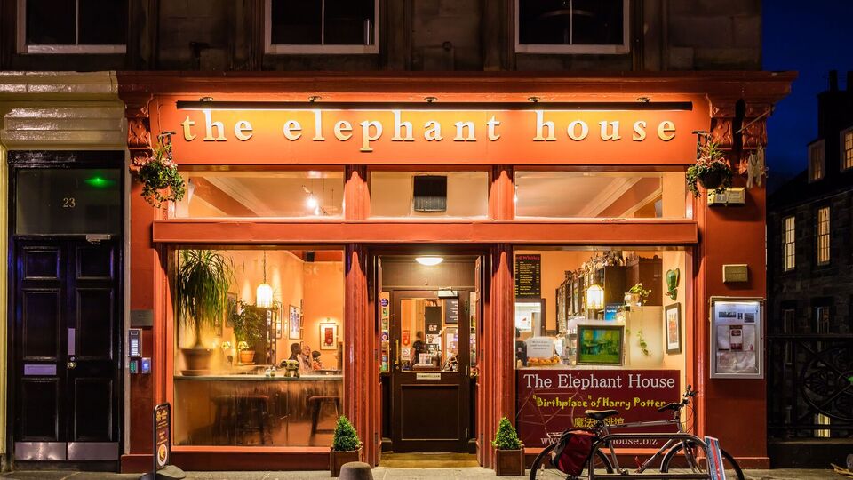 Считается, что именно в The Elephant House Роулинг написала часть своей первой книги "Гарри Поттер и философский камень"
