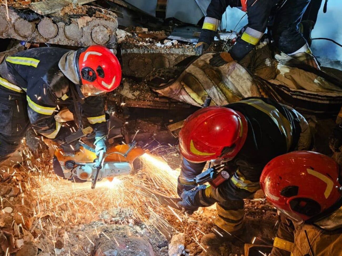 Під час розбирання завалів виявили тіла трьох осіб