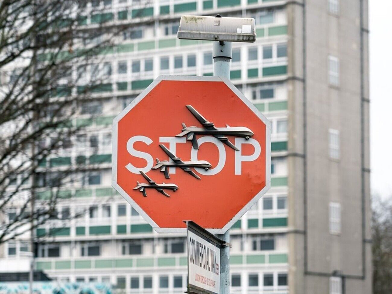Новое художественное произведение авторства Бэнкси представляет собой дорожный знак, обозначающий остановку, на котором художник изобразил три военных дрона