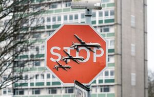 Новое художественное произведение авторства Бэнкси представляет собой дорожный знак, обозначающий остановку, на котором художник изобразил три военных дрона