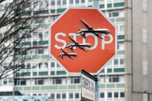 Новое художественное произведение авторства Бэнкси представляет собой дорожный знак, обозначающий остановку, на котором художник изобразил три военных дрона